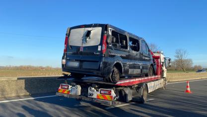 Après l’explosion du pneu, le mini-bus s’est déporté et a tapé le terre-plein central.