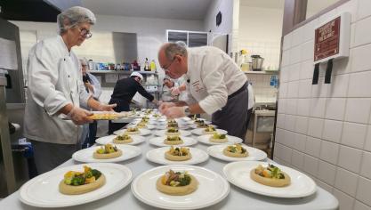 Le chef Eugène Hobraiche a cuisiné pour l’Ehpad d’Ardres, mardi 16 décembre.