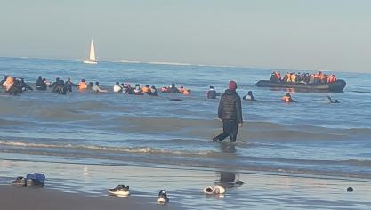 Les migrants sont allés dans l’eau pour rejoindre le small boat.