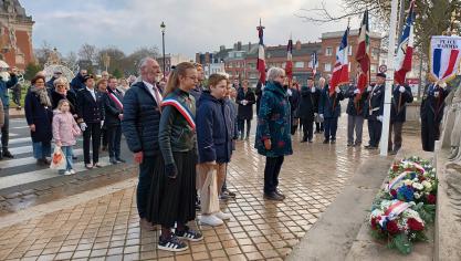L’assemblée générale s’est achevée par des dépôts de gerbes.