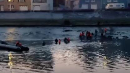 Ces derniers mois, de nombreux pneumatiques attendaient des candidats à la traversée dans le chenal de l’Aa. Les migrants étaient obligés de nager jusqu’au bateau, ou de pateauger dans la vase à marée basse. Pour les forces de l’ordre, impossible d’intervenir quand le bateau est déjà à l’eau.