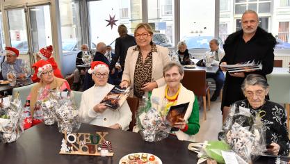 Natacha Bouchart et Jérôme Delacre, directeur adjoint du CCAS ont distribué le magazine « Inoubliable Odyssée » du Varan édité par le journal Nord Littoral.