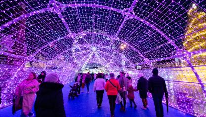 Le tunnel lumineux qui mène à la place… avec une vue sur la grande roue. Considéré comme « The spot » instagrammable du marché de Noël de Gravelines.