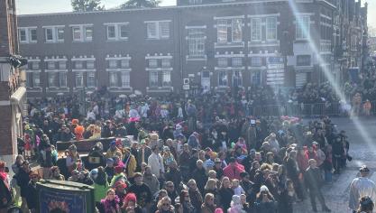 Certains membres d’entreprises partenaires pourraient assister au défilé depuis l’étage de restaurants.