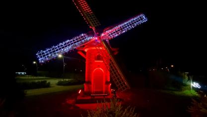 Le moulin s’illumine de rouge et blanc la tombée du jour.