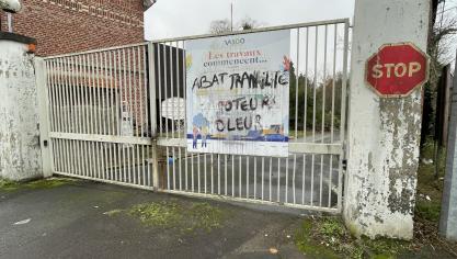 Un panneau « les travaux commencent » et un Stop marquent l’entrée de la friche Jalla.