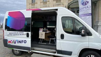 L’agence mobile se déplace à divers endroits du territoire pour informer les habitants.