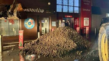 Les JA du Calaisis ont déversé des invendus de pommes de terre devant le Carrefour Market.