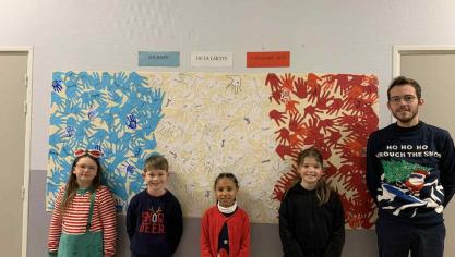 L’affiche collective est accrochée dans l’école.