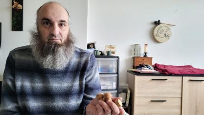 Chaque année, Romuald Raingeval garde les bouchons de jus de raisin pétillant qu’il consomme au réveillon comme trophée.