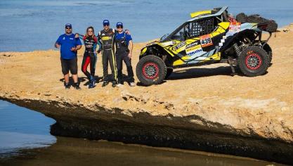 Gauthier Honvault avec sa copilote Delphine Delfino et son staff technique, à côté du SSV qu’il pilotera sur ce Dakar 2026.