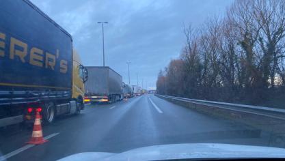 Les véhicules légers peuvent quand même circuler sur la voie de droite.