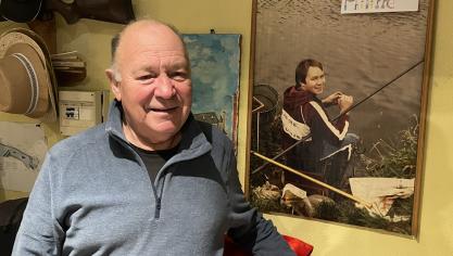 Philippe Fresnais pose à côté de lui, plus jeune, au bord des étangs.