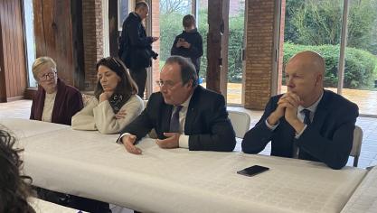 François Hollande, ancien président de la République, était en visite dans les maisons Colibri à Renescure.