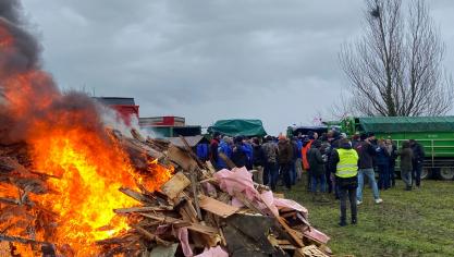 Un feu allumé à partir de palettes et de branchages marque le point de blocage au rond-point du poste frontalier du SIVEP.