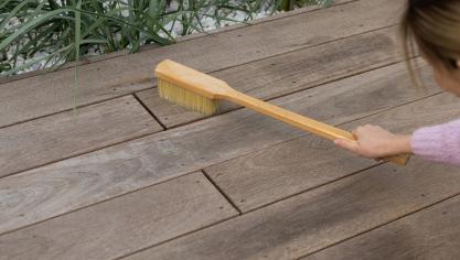 On dit adieu à l’eau de Javel, ce biocide non sélectif, qui se répand dans les nappes phréatiques, et élimine, certes, les végétaux indésirables de la terrasse mais également toutes formes de vie dont les micro-organismes du sol, si précieux pour leur équilibre naturel...