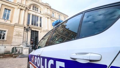 Des traces de sang du voleur ont été découvertes sur une vitre brisée.