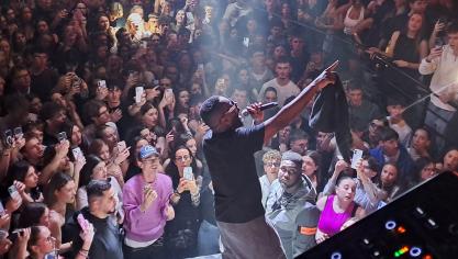 Gims a assuré le show durant une quarantaine de minutes.