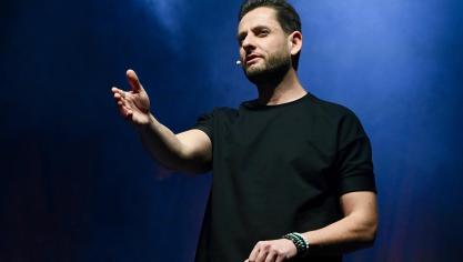 Julien Bing viendra présenter les reines en humour samedi 31 janvier.