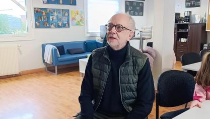 Jean-Marc Roeschert, ancien secrétaire général de la sous-préfecture de Calais, est bénévole à SOS Village d’Enfants où il anime des ateliers de lecture et de citoyenneté.