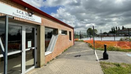 L’amélioration de l’étanchéité, de la sécurité et la performance thermique de la salle de tennis à Bourbourg sont les objectifs de ce chantier.