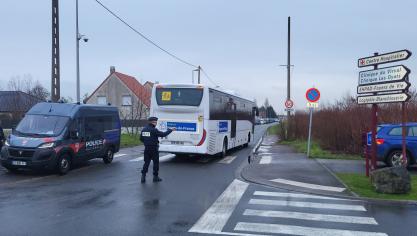 Les cars affrétés par la préfecture en route vers la rue du Beau-Marais, le 30 janvier.