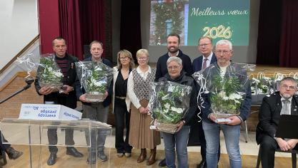 Carole Delaire (troisième en partant de la gauche) pose au milieu des médaillés.