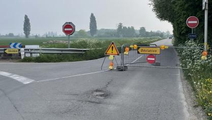 La rue du Leet a basculé en sens unique en mai 2025 en raison de l’affaissement des berges.