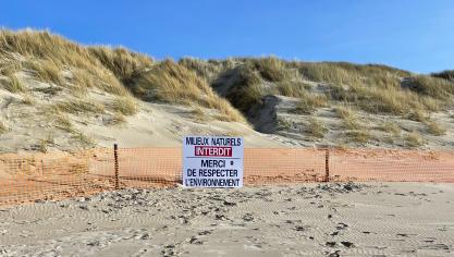 Sur le terrain : des zones de repos pour la faune, des pieds de dune interdits au public, des patrouilles vertes et d’autres actions comme le covoiturage etc.