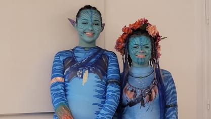 Deux élèves incarnent l’univers animal et fantastique d’Avatar à travers maquillage, coiffures et costumes.