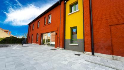 Les deux bâtiments de l’école Vivot ont été reliés et offrent une grande terrasse à l’arrière.