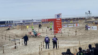 La course Vintage bat son plein sur le sable du Touquet.
