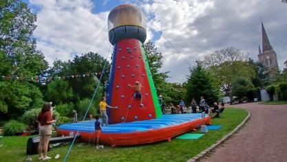 C’est bientôt l’été et avec lui la recherche de jobs pour les jeunes de 16 à 25 ans, dont certains ont travaillé au Jardin en délire à Hazebrouck.