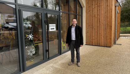 Serge Quétu, maire de Pernes-lès-Boulogne, devant la nouvelle salle multi-activités.