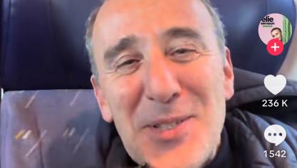 Élie Semoun a partagé une vidéo sur TikTok dans laquelle il évoque une anecdote qui l’a rendu humble