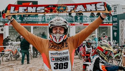 Emile a brandi fièrement l’écharpe de son équipe favorite, le RC Lens, à l’arrivée