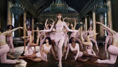 Lisa, du groupe Blackpink, est l’égérie de la nouvelle campagne de NikeSKIMS. Le clip a été tourné dans les galeries du bal et des colonnes.