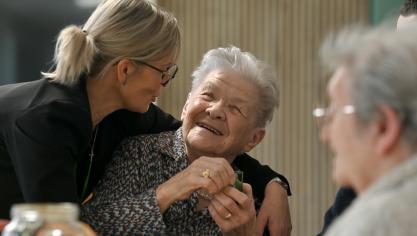 Béatrice Lamourette, infirmière coordinatrice des soins, et Christiane Wattez, habitante de 95 ans, lors d’un atelier dans la salle des fêtes de la fondation.
