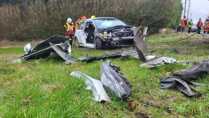 L’état de la voiture témoigne de la violence du choc.