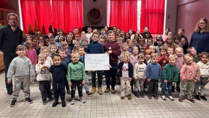 Les enfants de l’école ont remis un chèque de 2 153 euros.