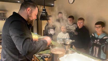 Un chocolat traditionnel préparé par Isma’ïl Guerre-Genton pour les enfants.