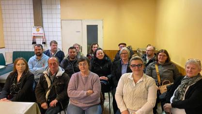 Micheline Marque, candidate tête de liste soutenue par l’UDR et le Rassemblement National (avec la chemise bleue), présente sa liste pour les élections municipales à Oye-Plage. 