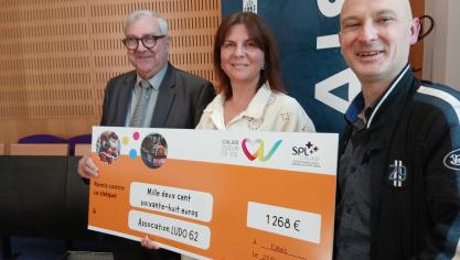 Michel Hamy ainsi que Sébastien Vanpeene ont officiellement remis un chèque de 1268€ à Stéphanie Boutoille, présidente de Ludo 62