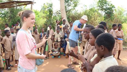 Les jeunes Béninois ont découvert la flûte à bec avec Eve.