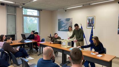 Les candidats sont piochés au sort pour déterminer l’ordre d’affichage dans lequel ils apparaîtront sur les panneaux électoraux.