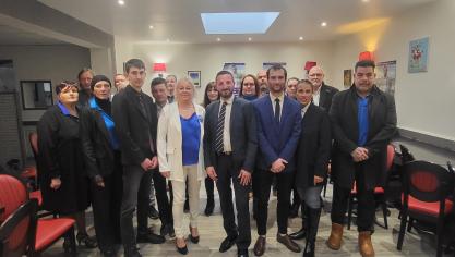 Romain Debaisieux entouré de ses colistiers et sympathisants au Régent, le 26 février.