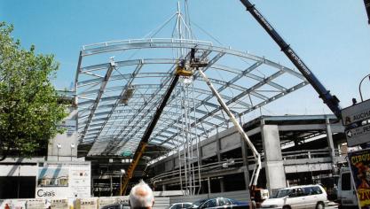 L’impressionnante structure métallique qui laissait deviner la forme du centre commercial.