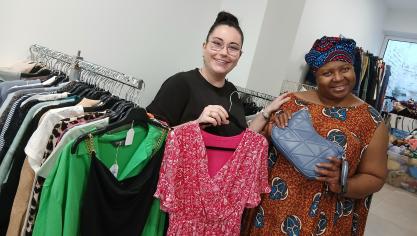 Pauline et Marlyse vous accueillent avec le sourire dans la toute nouvelle friperie solidaire