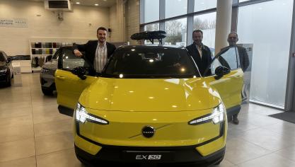 De gauche à droit : Vianney Debove, Jean-Luc Debove, dirigeants et Sébastien Chenault, responsable commercial Volvo Calais.