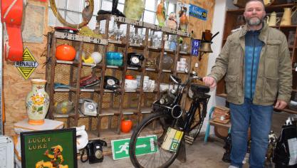 Parmi les objet exposés, un tout premier Solex équipé de son bidon d'époque.